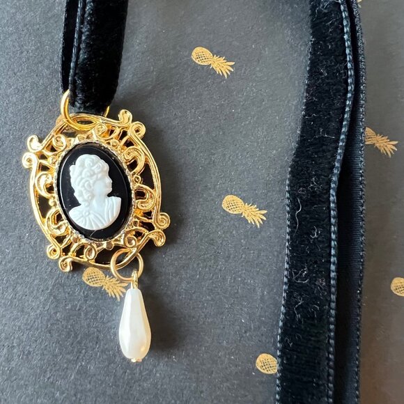 Black Velvet Ribbon Cameo Pendant Choker Victorian Style Costume Choker Necklace - Picture 11 of 12